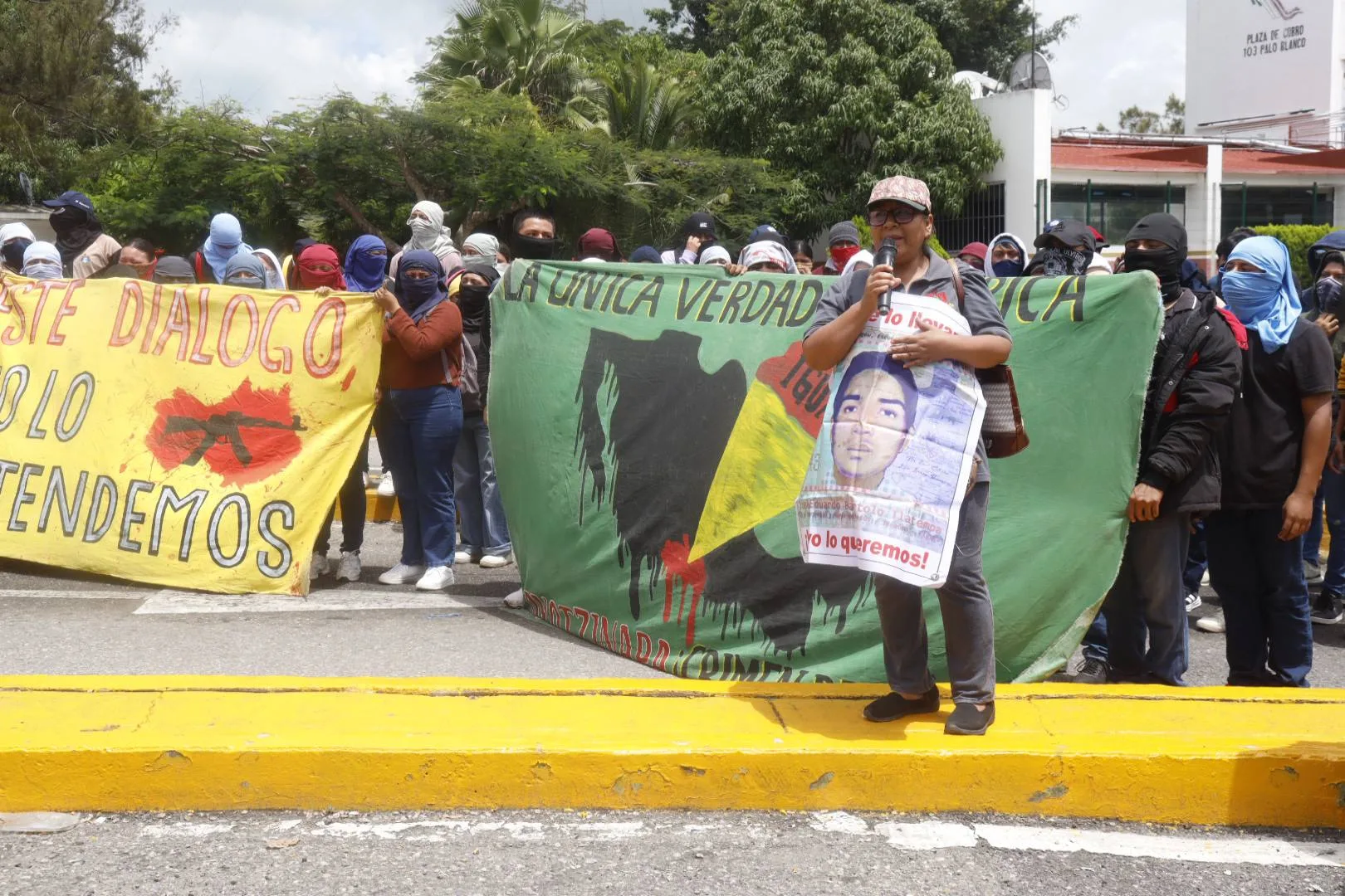 Padres de los 43 toman caseta en Guerrero y denuncian falta de avances en el caso Ayotzinapa