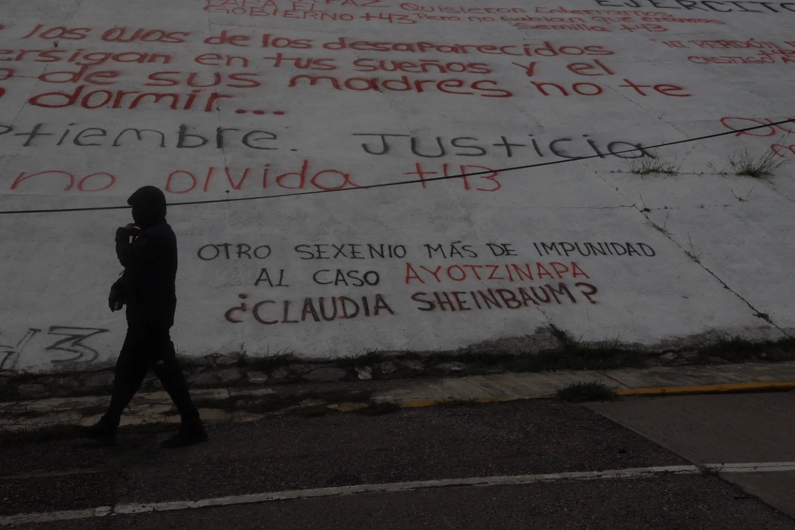 Padres de los 43 toman caseta en Guerrero y denuncian falta de avances en el caso Ayotzinapa