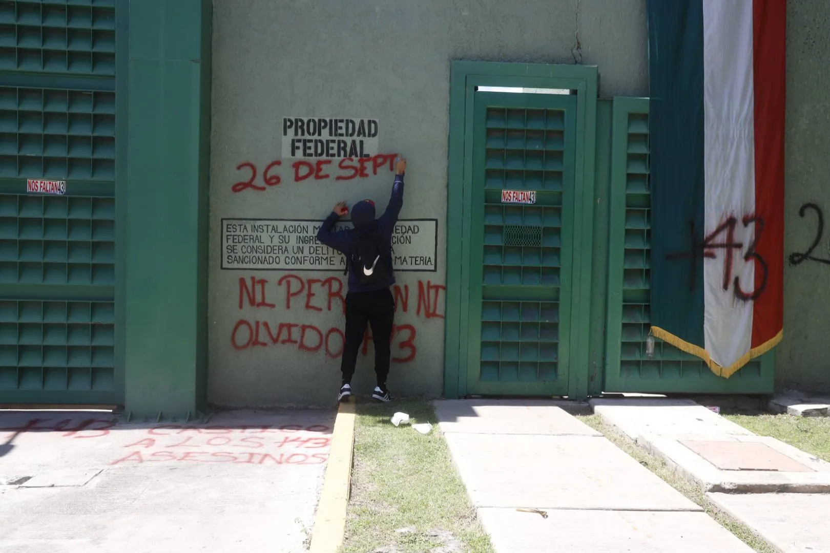 Familias de los 43 vuelven a acusar al Ejército en el antiguo 27 Batallón: “Nos deben 800 folios”