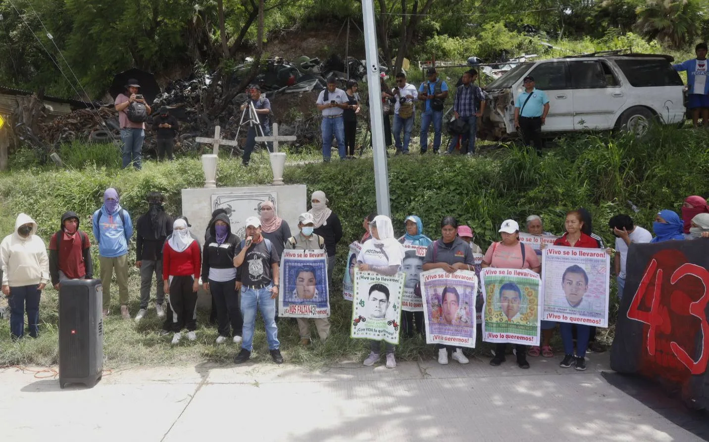 Madres y padres de los 43 bloquean la Autopista del Sol: “Fue un crimen de Estado”