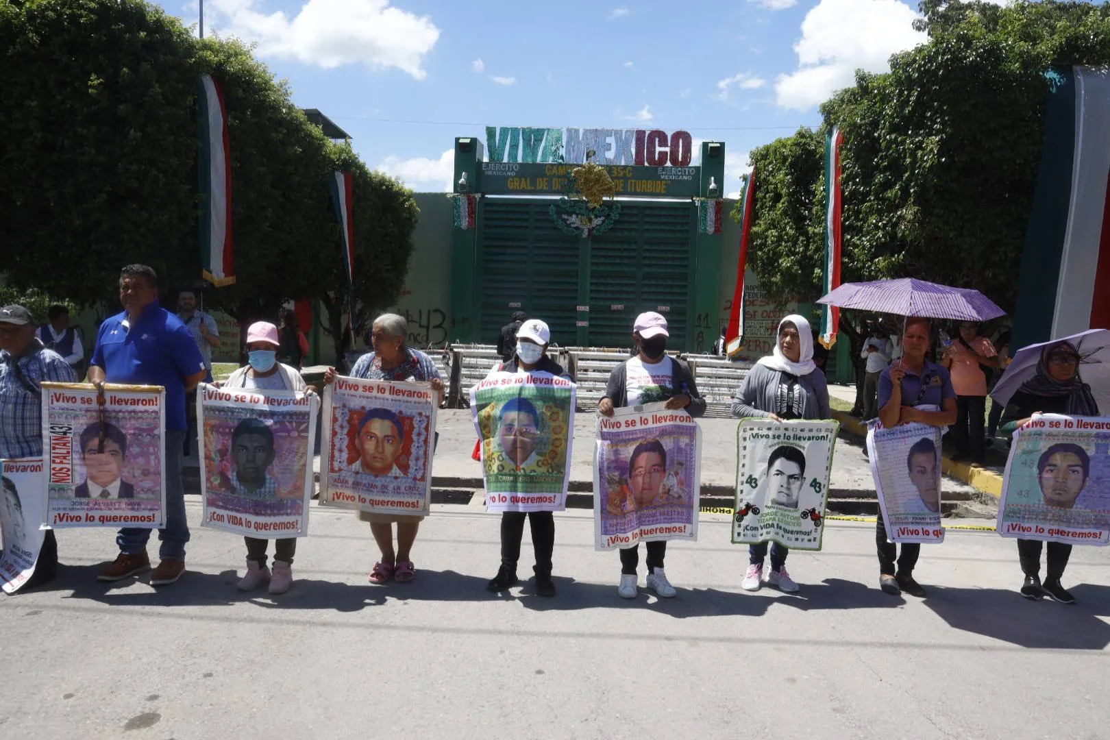 Familias de los 43 vuelven a acusar al Ejército en el antiguo 27 Batallón: “Nos deben 800 folios”