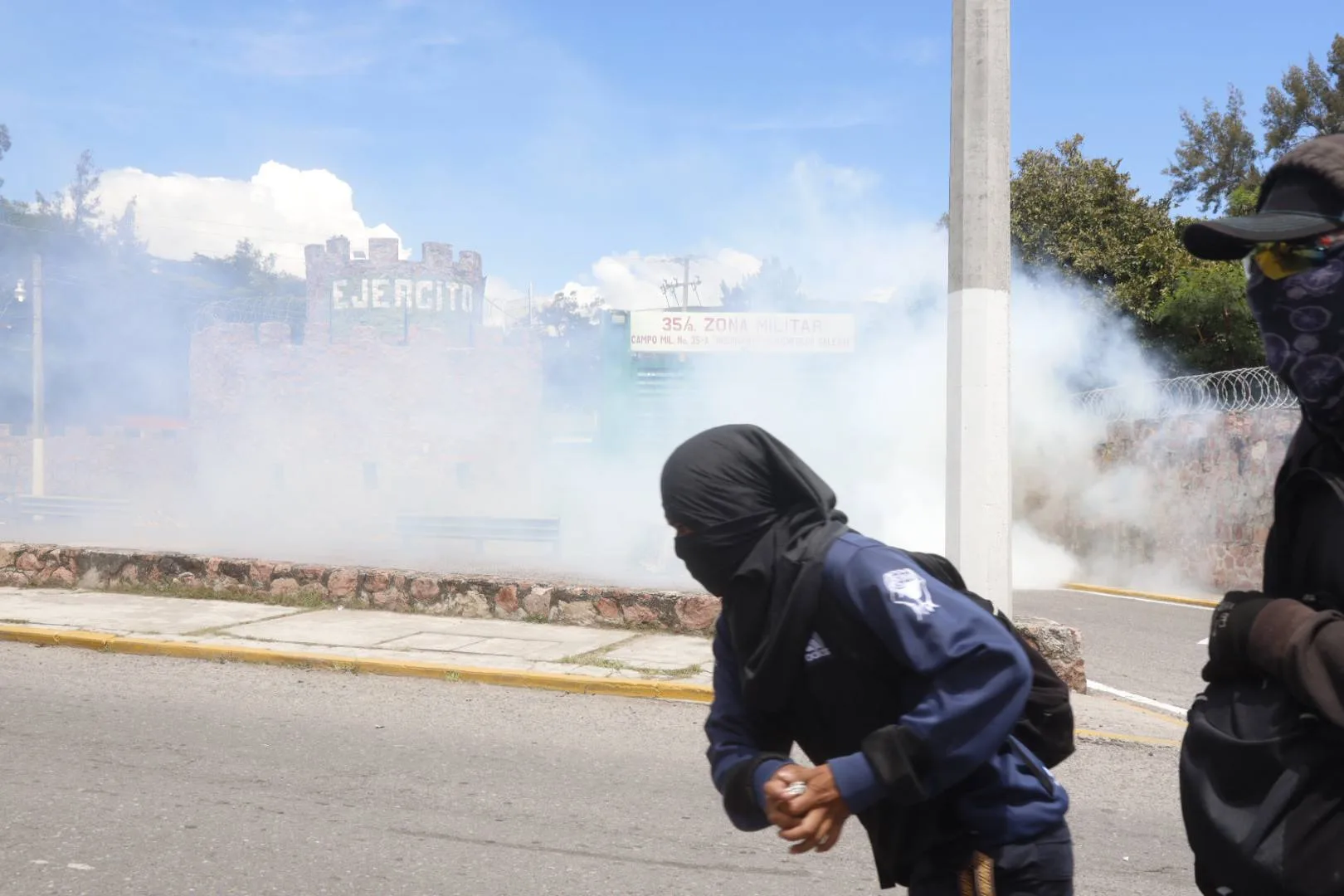 Madres y padres de los 43 bloquean la Autopista del Sol: “Fue un crimen de Estado”