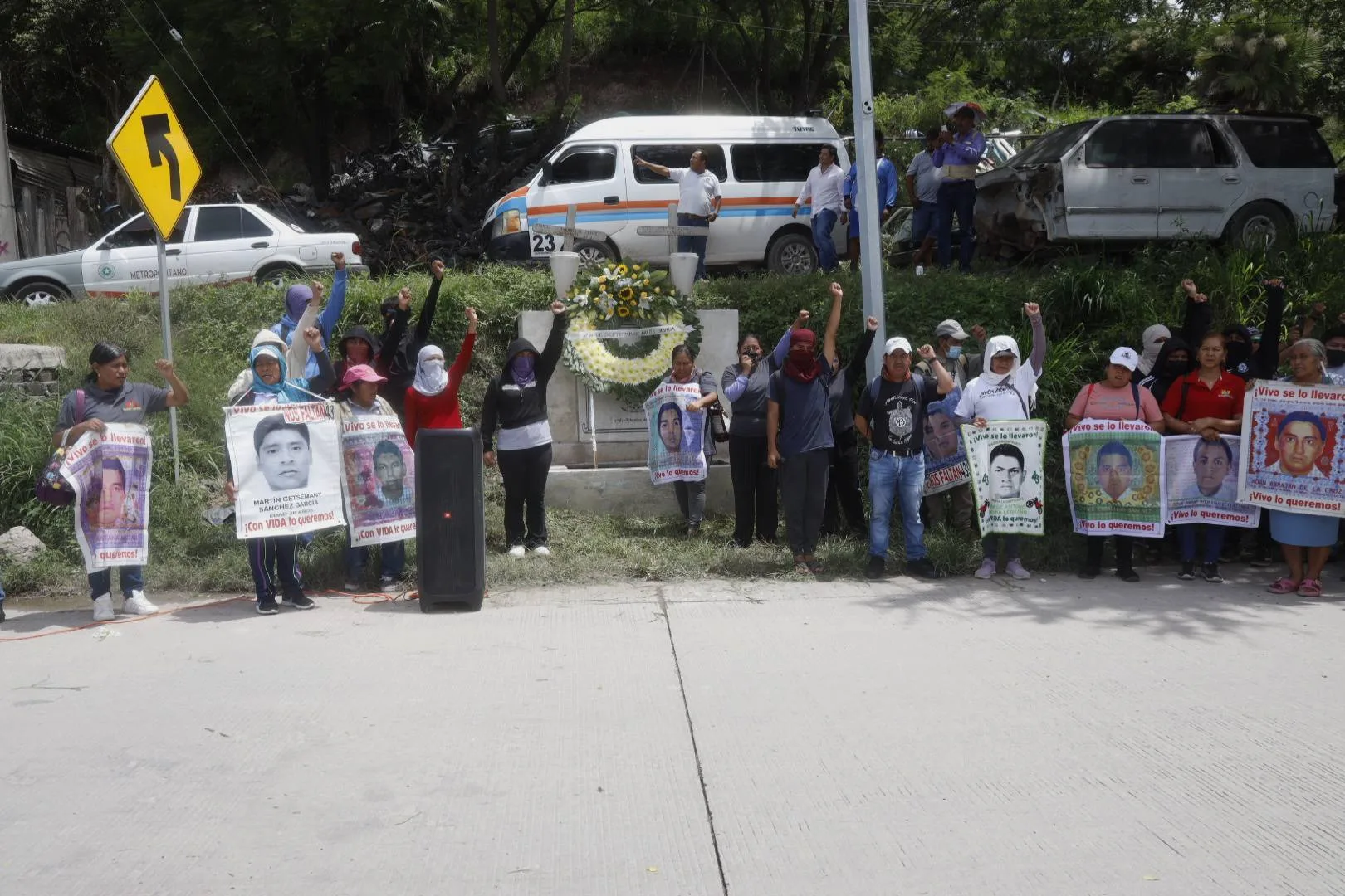 Madres y padres de los 43 bloquean la Autopista del Sol: “Fue un crimen de Estado”