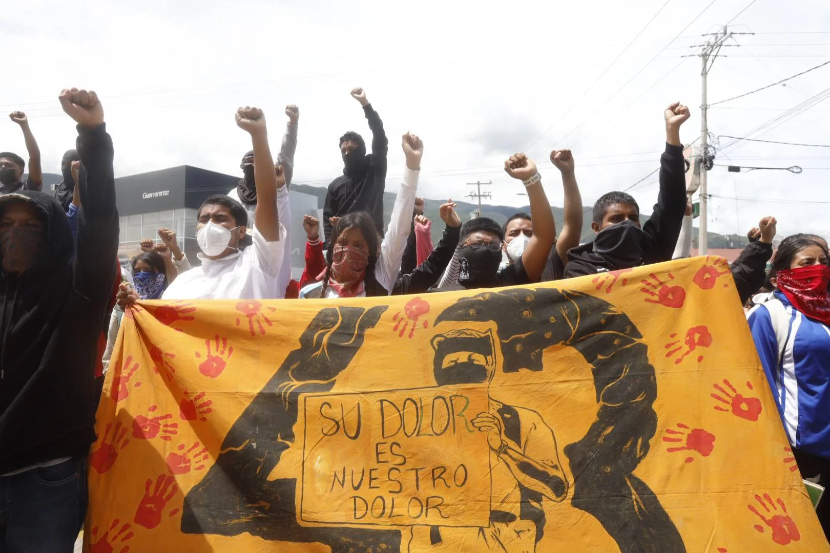 Madres y padres de los 43 bloquean la Autopista del Sol: “Fue un crimen de Estado”
