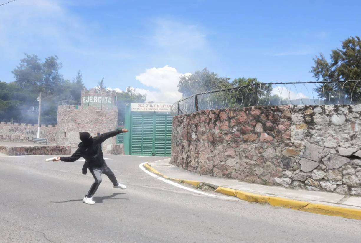 Madres y padres de los 43 bloquean la Autopista del Sol: “Fue un crimen de Estado”
