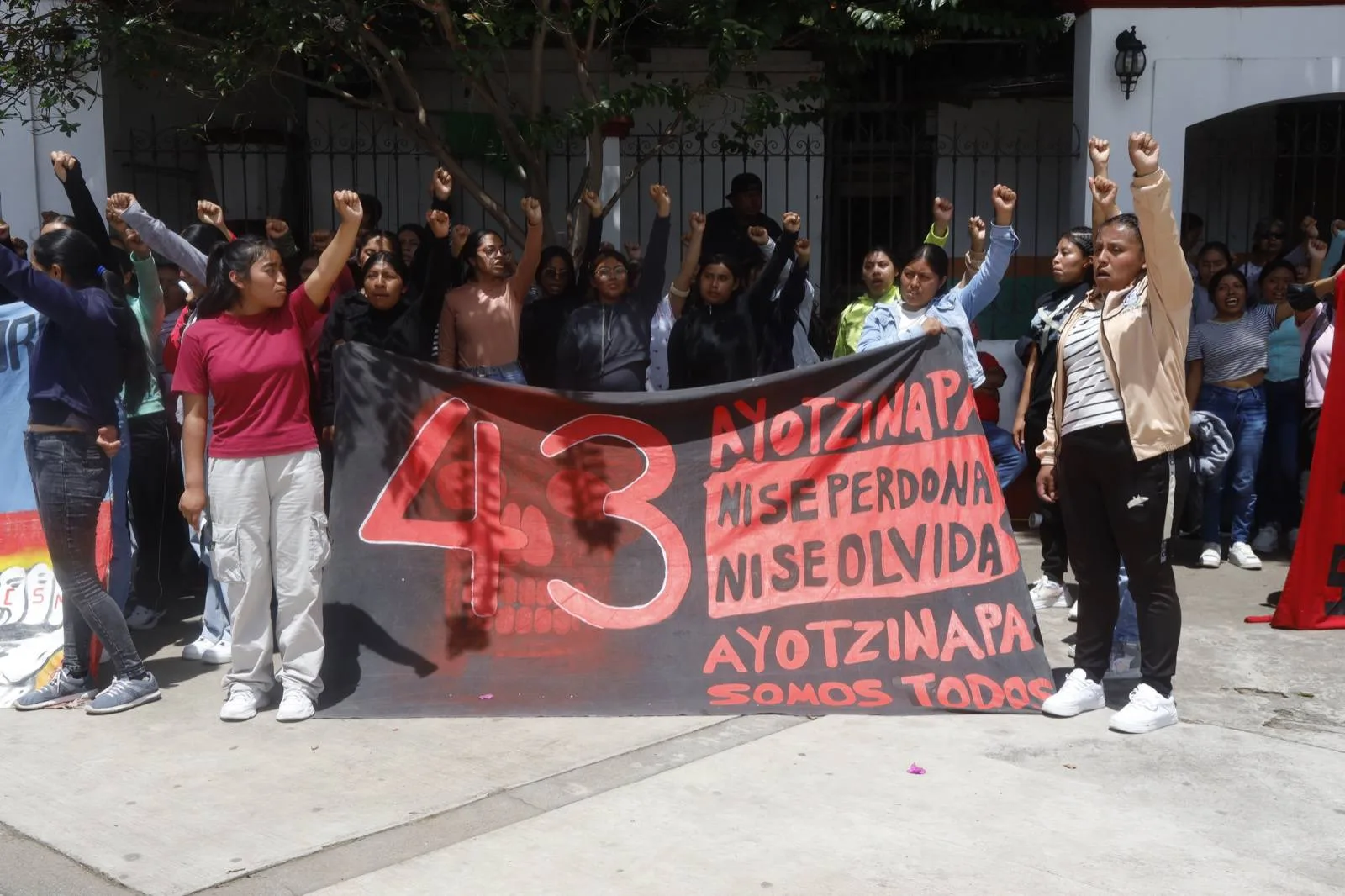 A 11 años, madres y padres de los 43 marchan en Tixtla para exigir justicia
