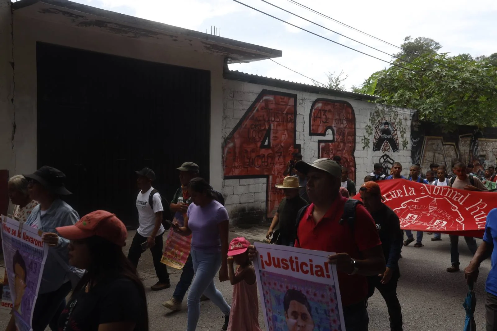A 11 años, madres y padres de los 43 marchan en Tixtla para exigir justicia
