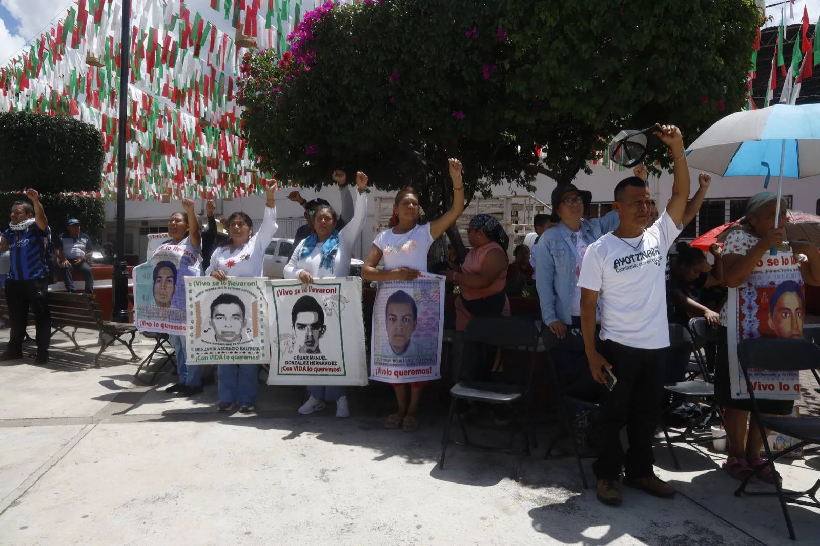 A 11 años, madres y padres de los 43 marchan en Tixtla para exigir justicia