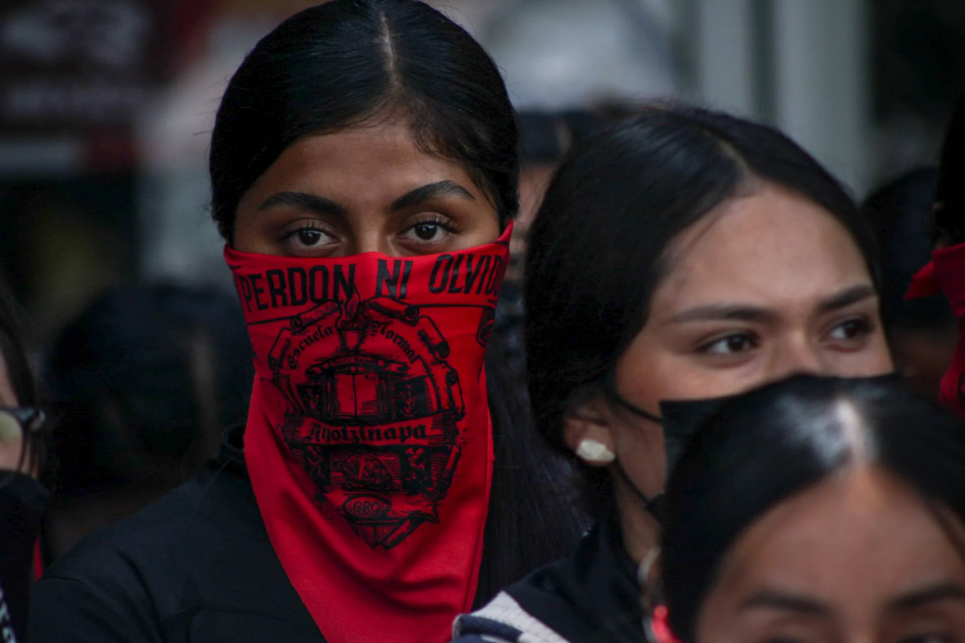Ayotzinapa: familias exigen a la SRE la extradición de Tomás Zerón y Ulises Bernabé