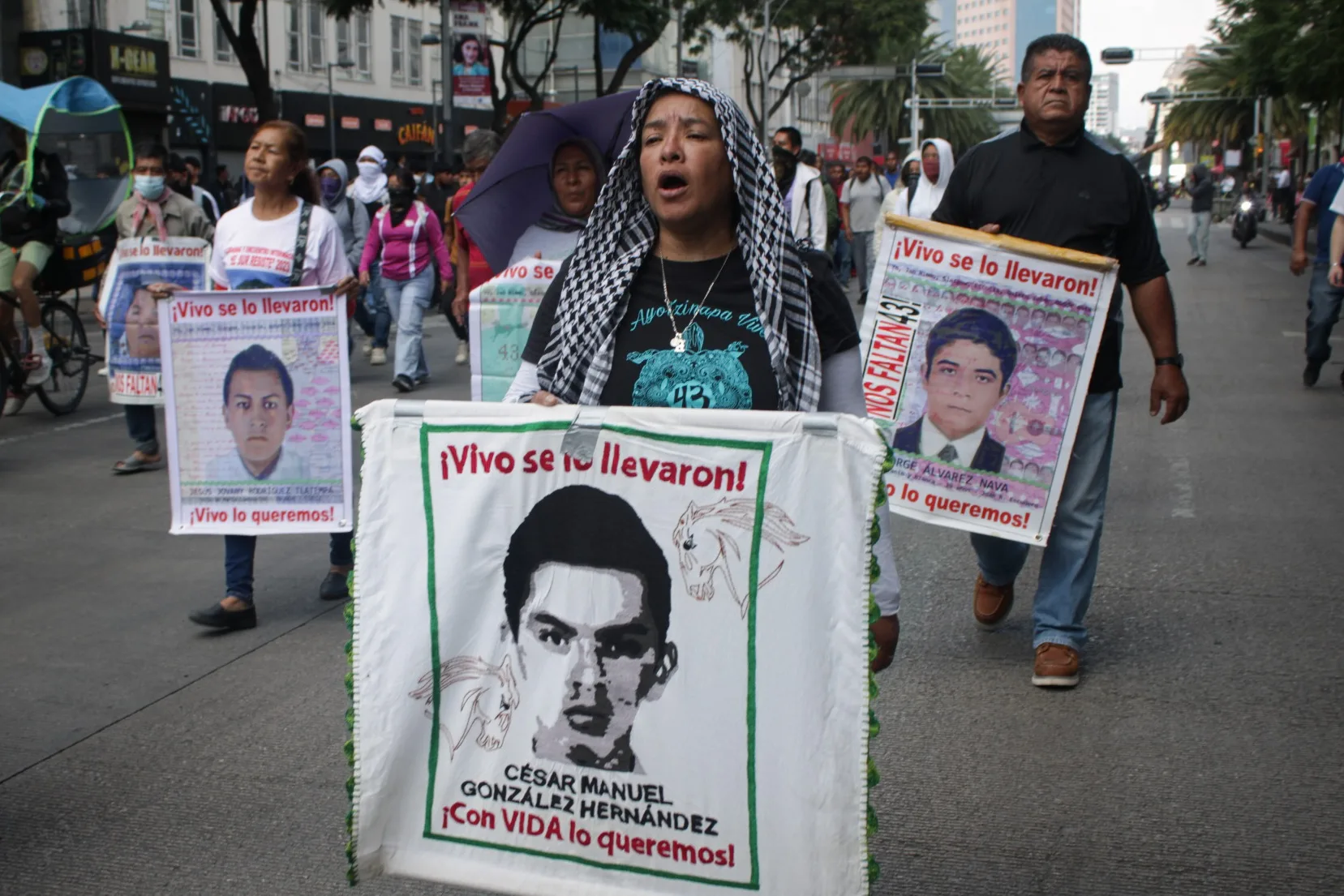 Ayotzinapa: familias exigen a la SRE la extradición de Tomás Zerón y Ulises Bernabé