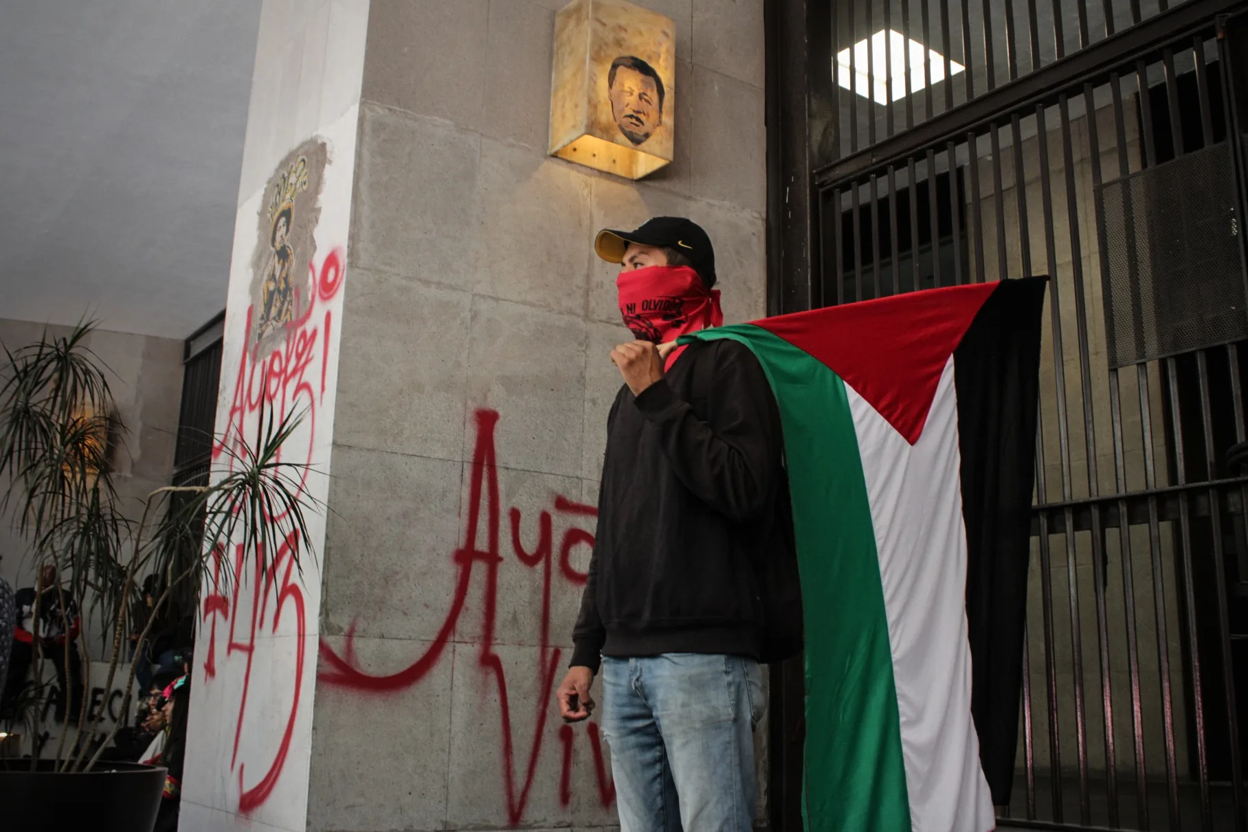 Ayotzinapa: familias exigen a la SRE la extradición de Tomás Zerón y Ulises Bernabé