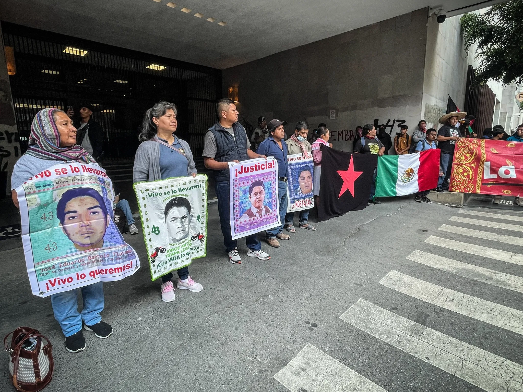 Ayotzinapa: familias exigen a la SRE la extradición de Tomás Zerón y Ulises Bernabé