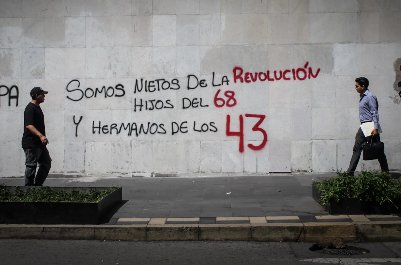 Ayotzinapa: familias exigen a la SRE la extradición de Tomás Zerón y Ulises Bernabé