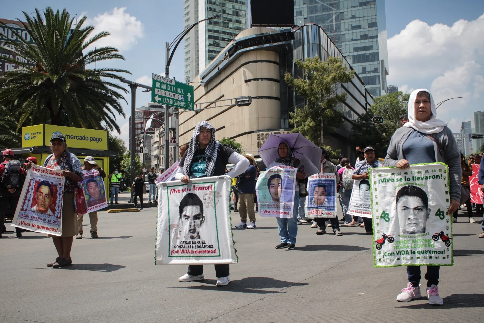 Ayotzinapa: familias exigen a la SRE la extradición de Tomás Zerón y Ulises Bernabé