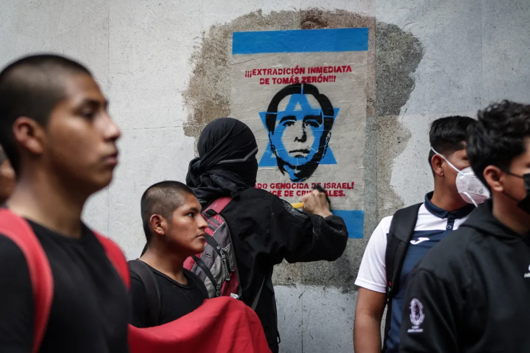 Ayotzinapa 21 Ayotzinapa: familias exigen a la SRE la extradición de Tomás Zerón y Ulises Bernabé