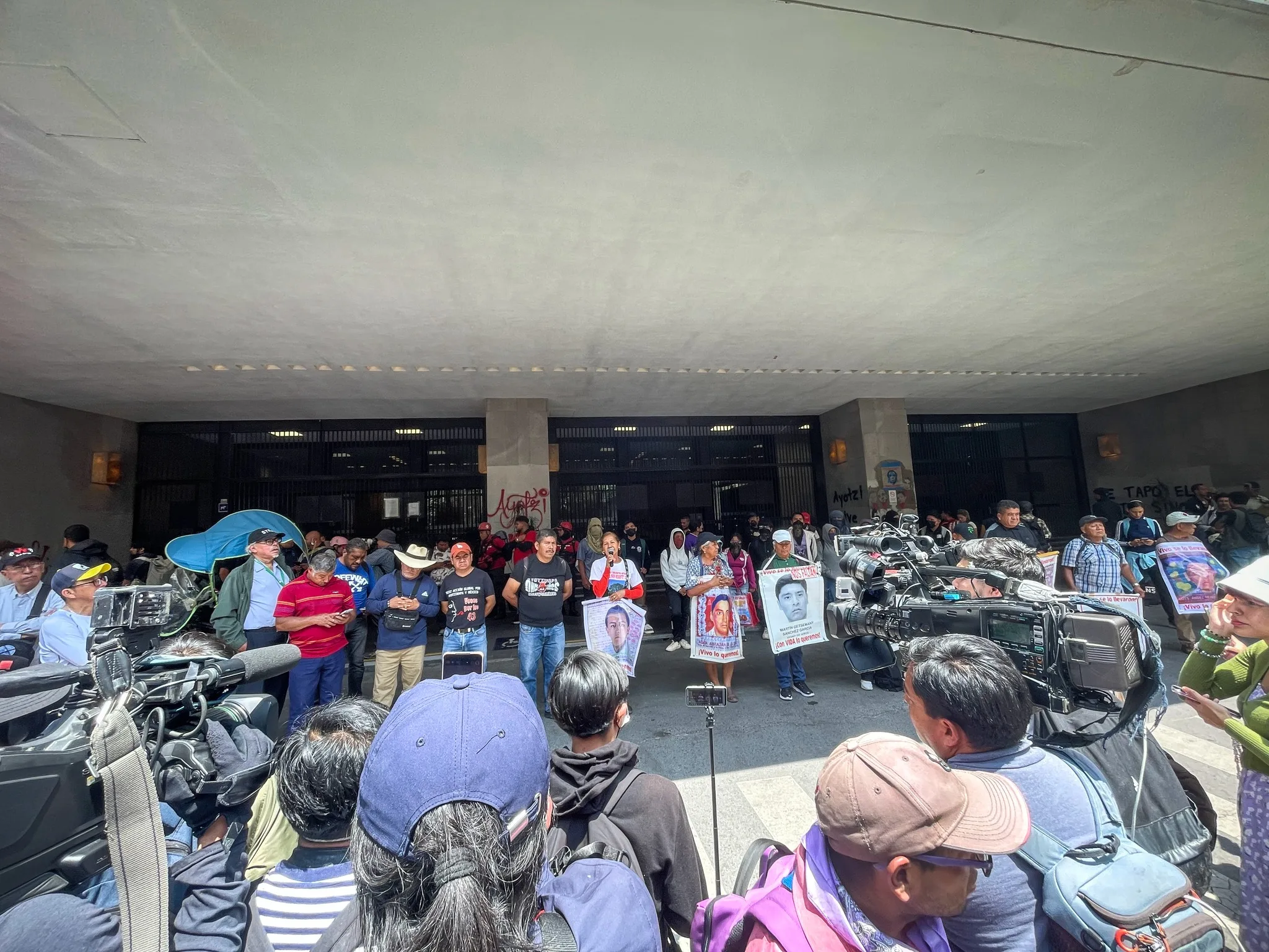 Ayotzinapa: familias exigen a la SRE la extradición de Tomás Zerón y Ulises Bernabé