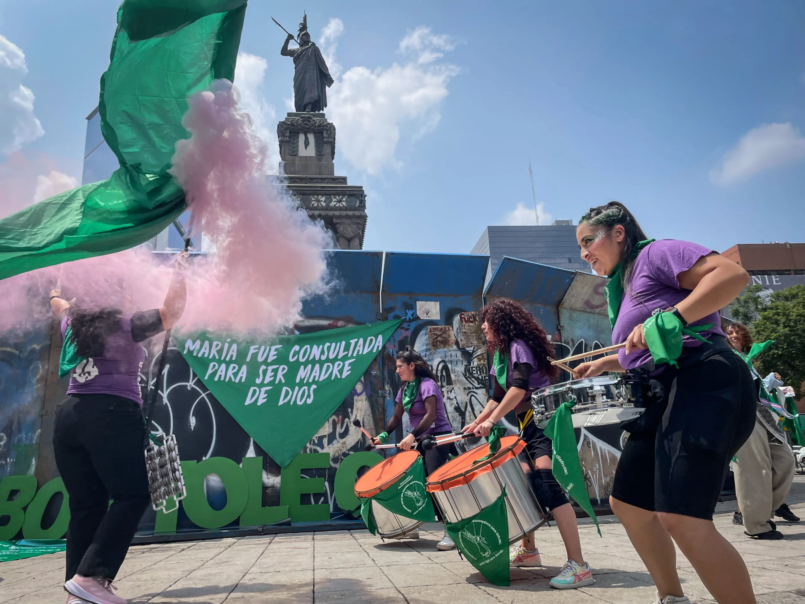 Con motivo del 28S, diversas organizaciones convocaron “Sonidero por el Aborto libre, seguro y gratuito” frente al Senado de la República, así como la marcha desde la Glorieta de las Mujeres que Luchan hacia el Hemiciclo a Juárez para eliminar el aborto como delito en el Código Penal.