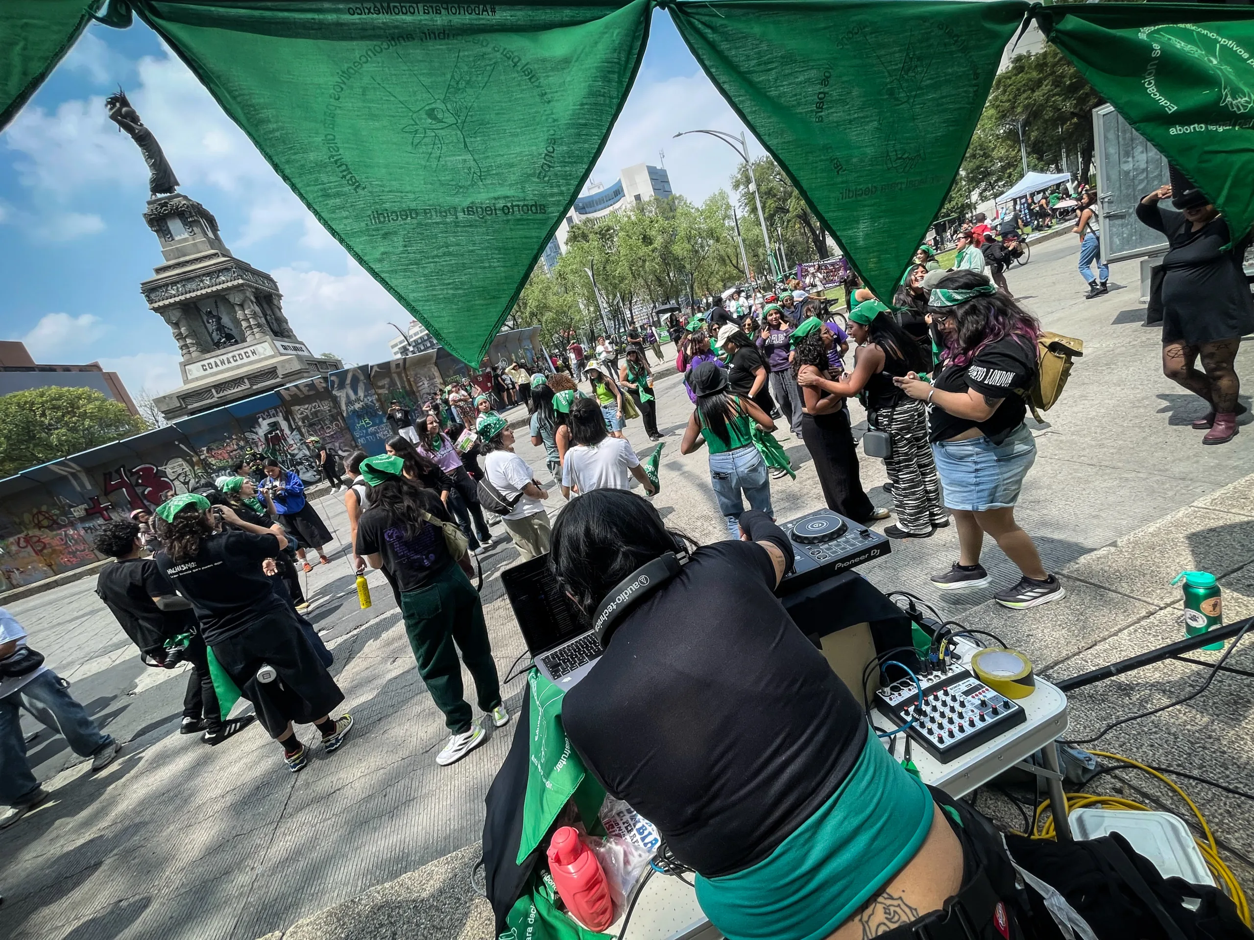 Con motivo del 28S, diversas organizaciones convocaron “Sonidero por el Aborto libre, seguro y gratuito” frente al Senado de la República, así como la marcha desde la Glorieta de las Mujeres que Luchan hacia el Hemiciclo a Juárez para eliminar el aborto como delito en el Código Penal.