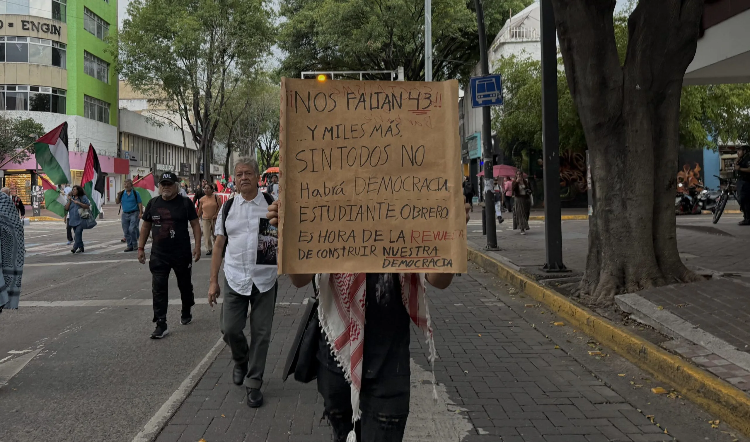 A 11 años, normalistas de Jalisco marchan para exigir justicia para los 43
