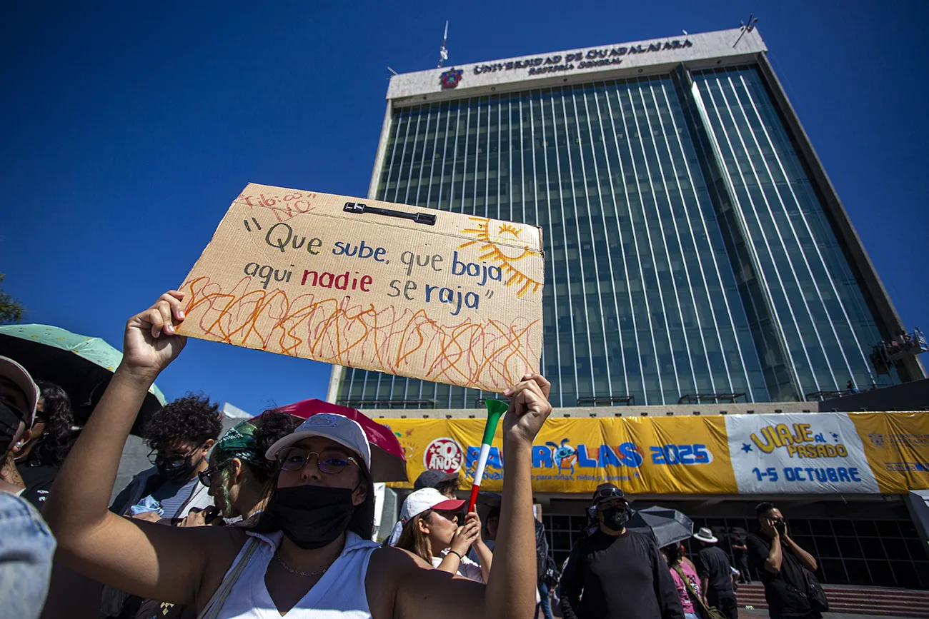 Estudiantes de la UdeG marchan y exigen reforma a la Ley Orgánica, gratuidad plena y desconocimiento de la FEU
