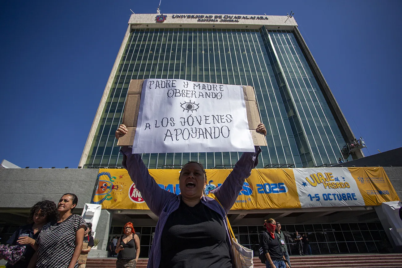 Estudiantes de la UdeG marchan y exigen reforma a la Ley Orgánica, gratuidad plena y desconocimiento de la FEU