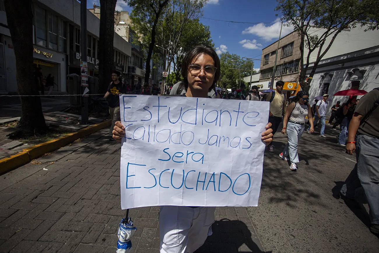 Estudiantes de la UdeG marchan y exigen reforma a la Ley Orgánica, gratuidad plena y desconocimiento de la FEU