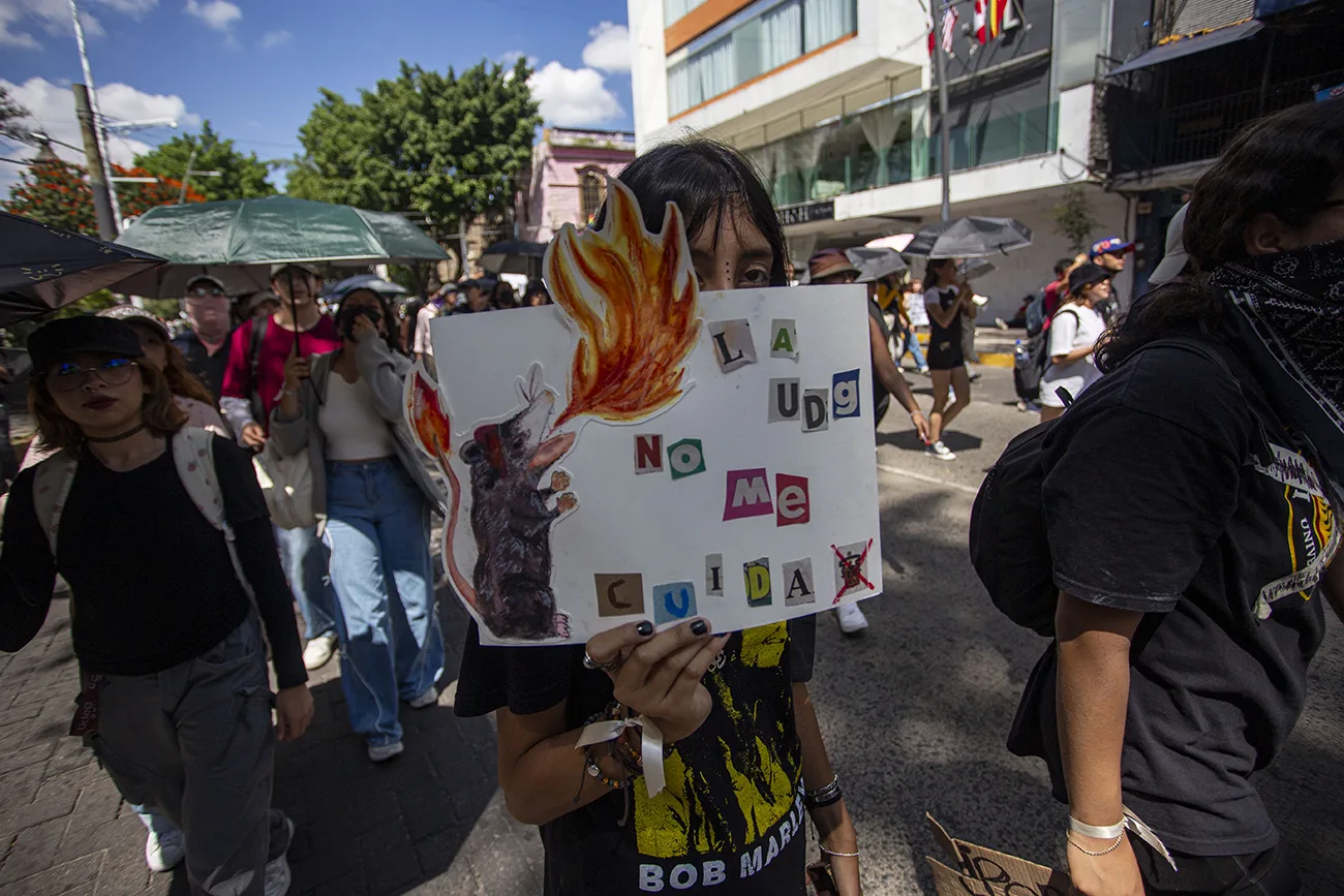 Estudiantes de la UdeG marchan y exigen reforma a la Ley Orgánica, gratuidad plena y desconocimiento de la FEU