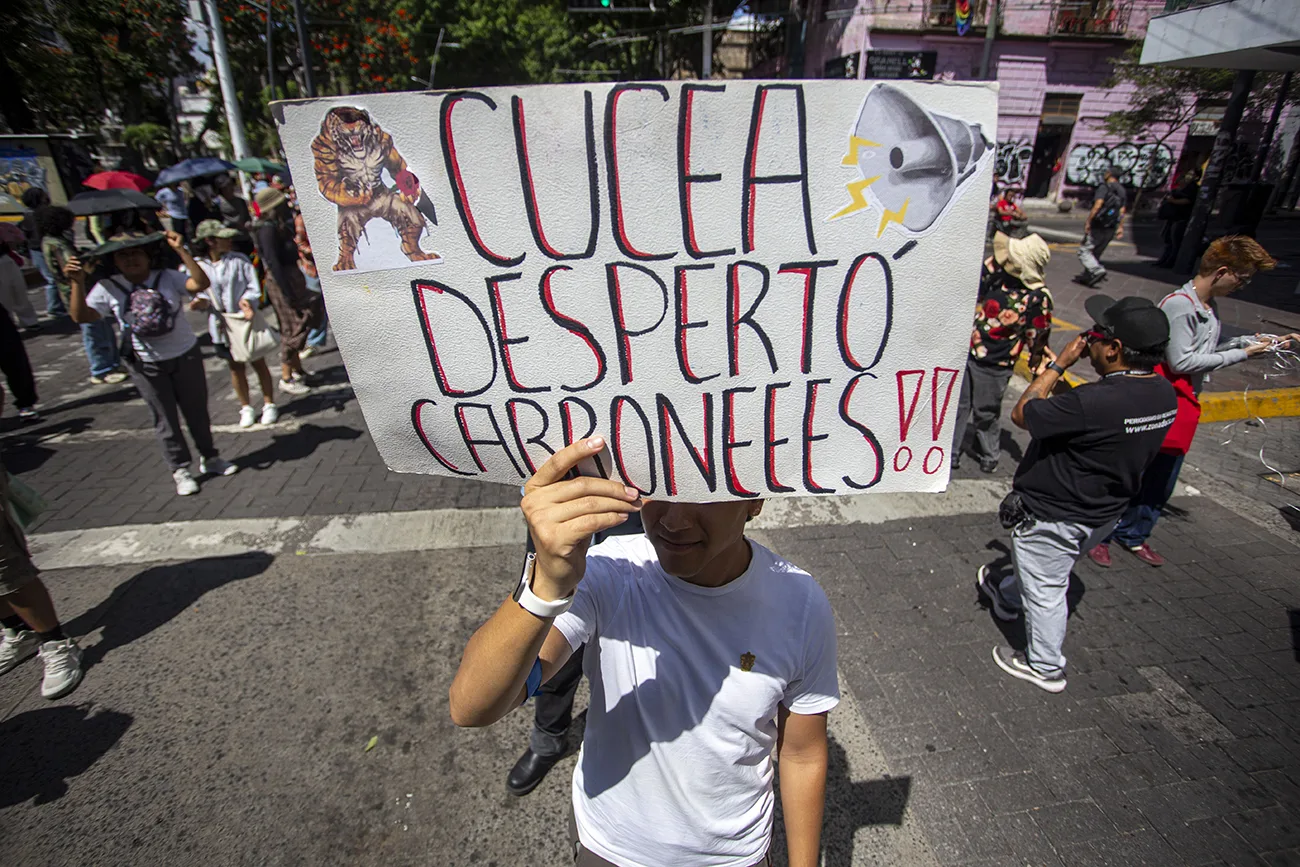 Estudiantes de la UdeG marchan y exigen reforma a la Ley Orgánica, gratuidad plena y desconocimiento de la FEU