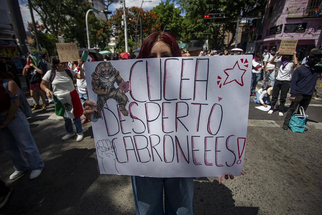 Estudiantes de la UdeG marchan y exigen reforma a la Ley Orgánica, gratuidad plena y desconocimiento de la FEU