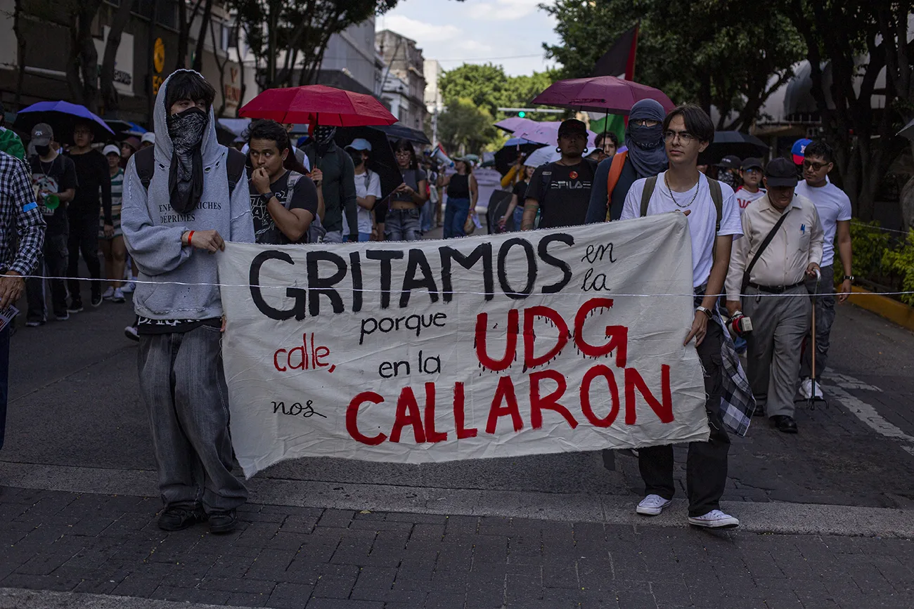 Estudiantes de la UdeG marchan y exigen reforma a la Ley Orgánica, gratuidad plena y desconocimiento de la FEU