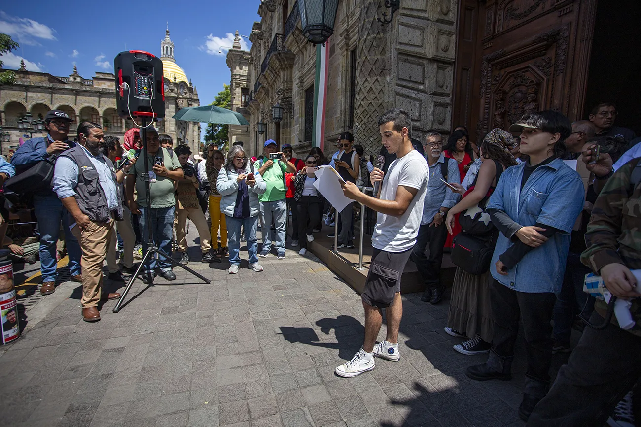 Estudiantes de la UdeG marchan y exigen reforma a la Ley Orgánica, gratuidad plena y desconocimiento de la FEU