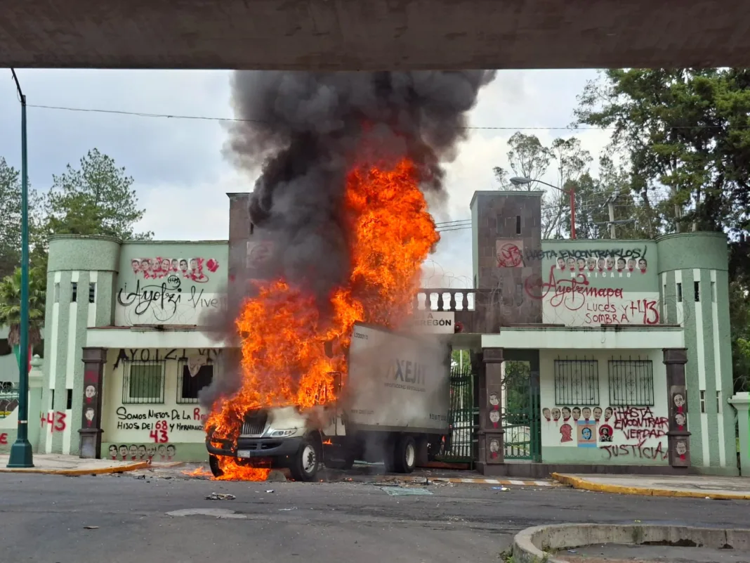 WhatsApp Image 2025-09-25 at 1.24.21 PM (4) Mitin frente al Campo Militar No. 1: reclaman entrega de “800 folios” del caso Ayotzinapa