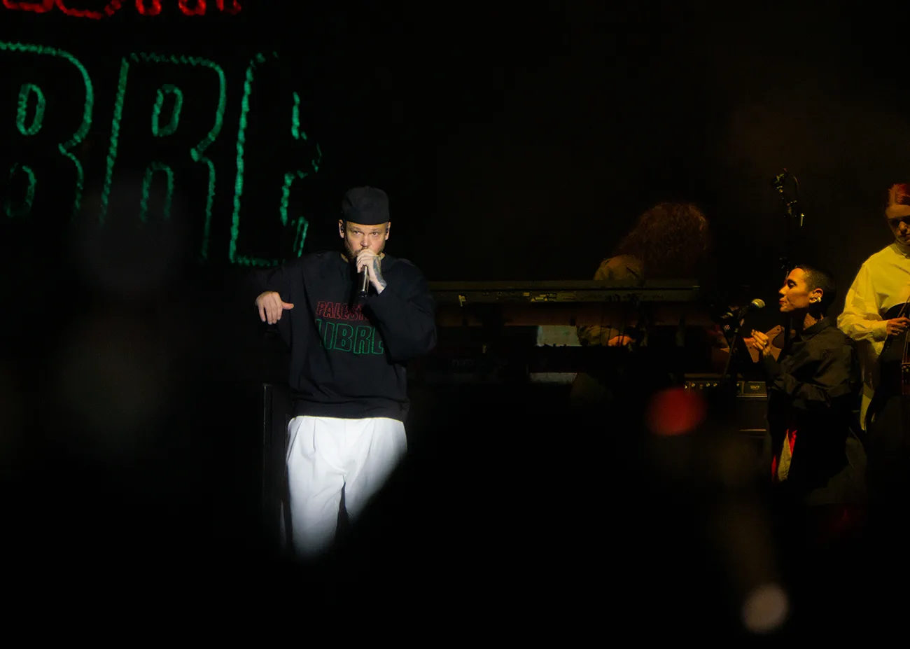 Residente convierte el Zócalo en un escenario de solidaridad con Palestina