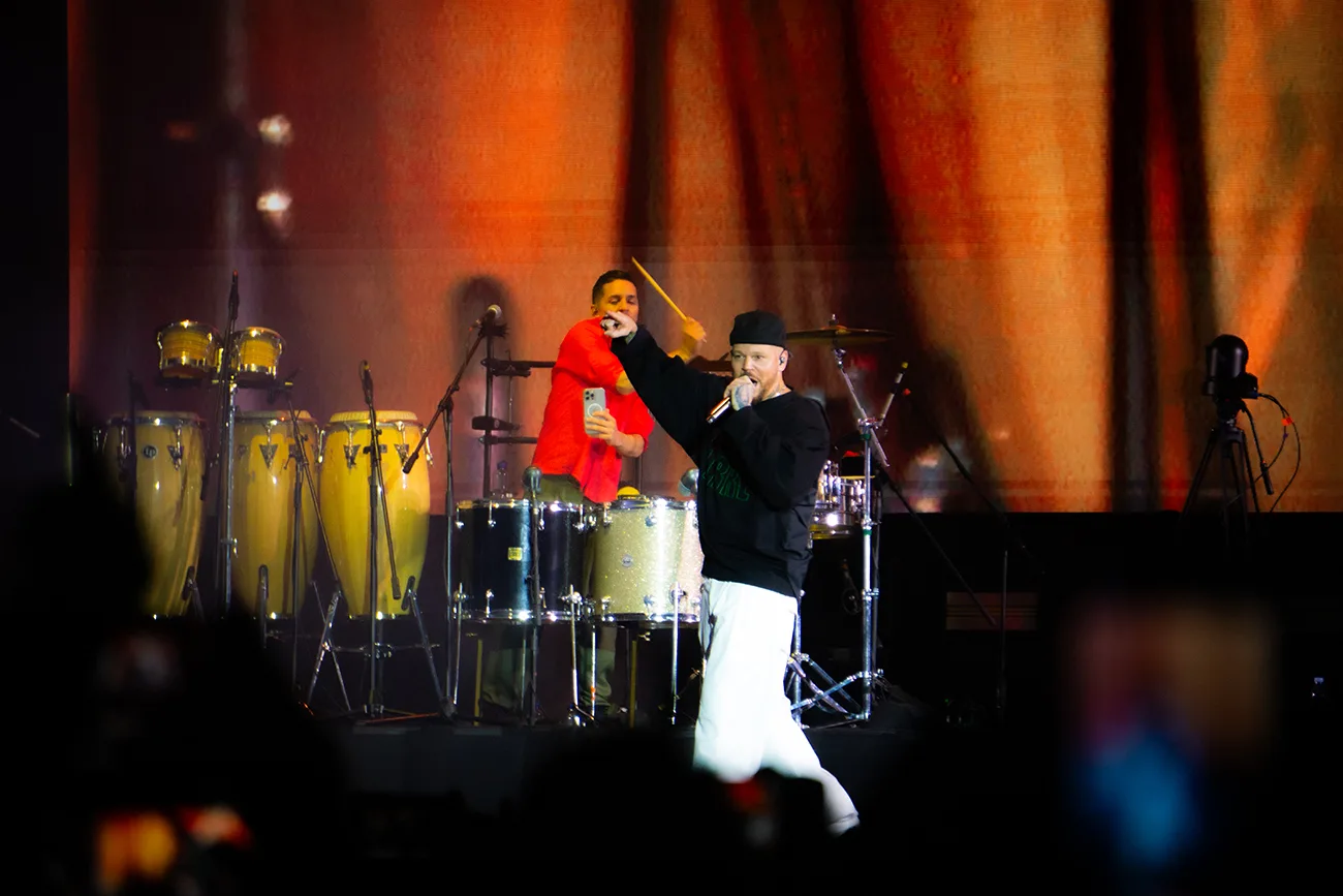 Residente convierte el Zócalo en un escenario de solidaridad con Palestina