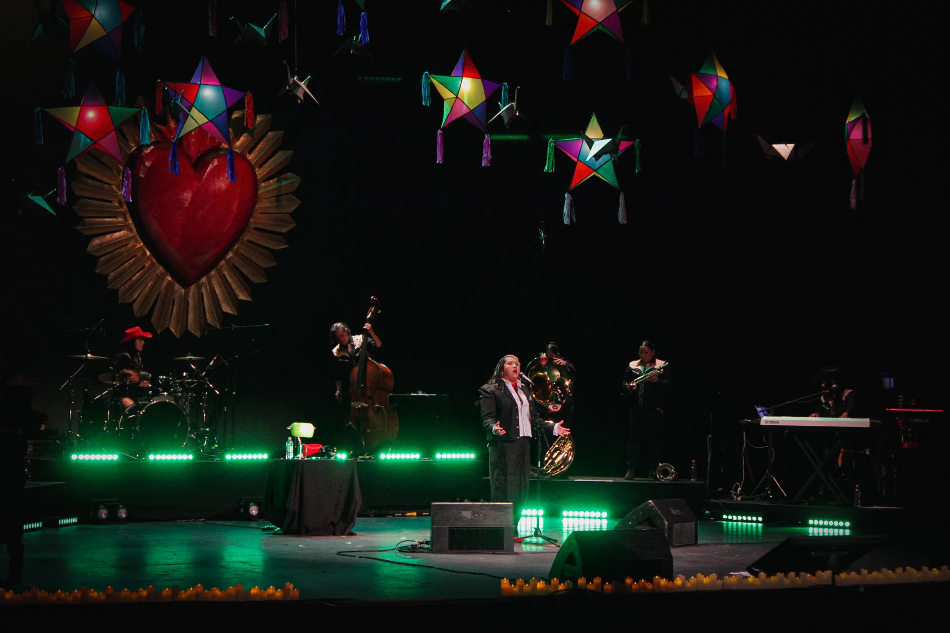 El Teatro de la Ciudad Esperanza Iris resonó en un grito sororo al finalizar la gira musical de Vivir Quintana "Fuimos Todas Tour 2025", quien estrenó su álbum "Cosas que sorprenden de la audiencia".Texto por Brigette Reyes / @briggete_reyes_fotografa Fotografías por Denisse Ureña / @denisseure_