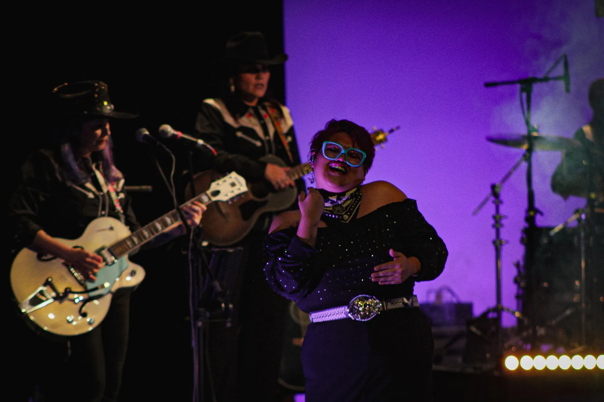 El Teatro de la Ciudad Esperanza Iris resonó en un grito sororo al finalizar la gira musical de Vivir Quintana "Fuimos Todas Tour 2025", quien estrenó su álbum "Cosas que sorprenden de la audiencia".Texto por Brigette Reyes / @briggete_reyes_fotografa Fotografías por Denisse Ureña / @denisseure_