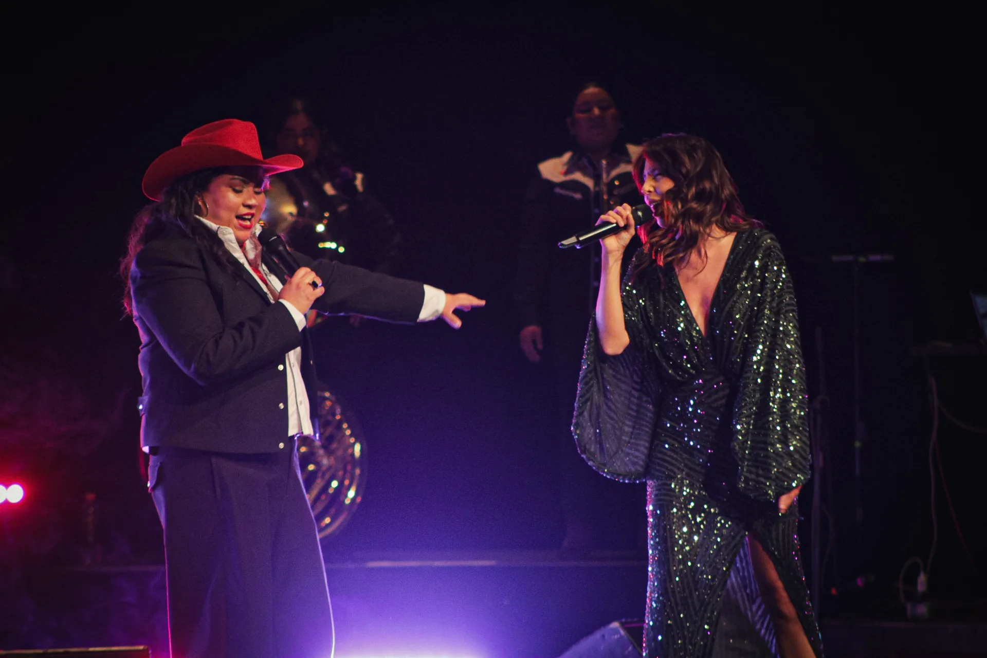 El Teatro de la Ciudad Esperanza Iris resonó en un grito sororo al finalizar la gira musical de Vivir Quintana "Fuimos Todas Tour 2025", quien estrenó su álbum "Cosas que sorprenden de la audiencia".Texto por Brigette Reyes / @briggete_reyes_fotografa Fotografías por Denisse Ureña / @denisseure_