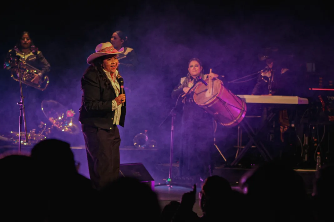 1760110138273 El Teatro de la Ciudad Esperanza Iris resonó en un grito sororo al finalizar la gira musical de Vivir Quintana "Fuimos Todas Tour 2025", quien estrenó su álbum "Cosas que sorprenden de la audiencia". Texto por Brigette Reyes / @briggete_reyes_fotografa Fotografías por Denisse Ureña / @denisseure_