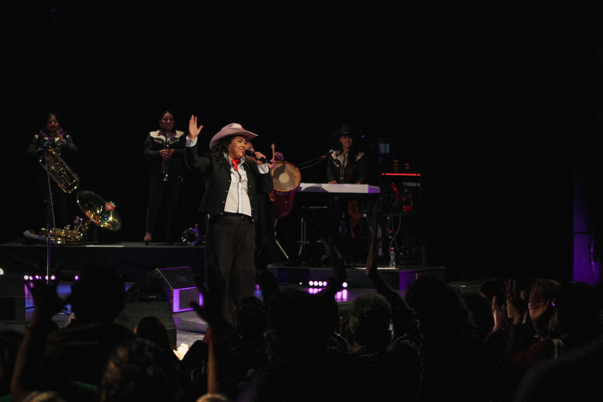 El Teatro de la Ciudad Esperanza Iris resonó en un grito sororo al finalizar la gira musical de Vivir Quintana "Fuimos Todas Tour 2025", quien estrenó su álbum "Cosas que sorprenden de la audiencia".Texto por Brigette Reyes / @briggete_reyes_fotografa Fotografías por Denisse Ureña / @denisseure_