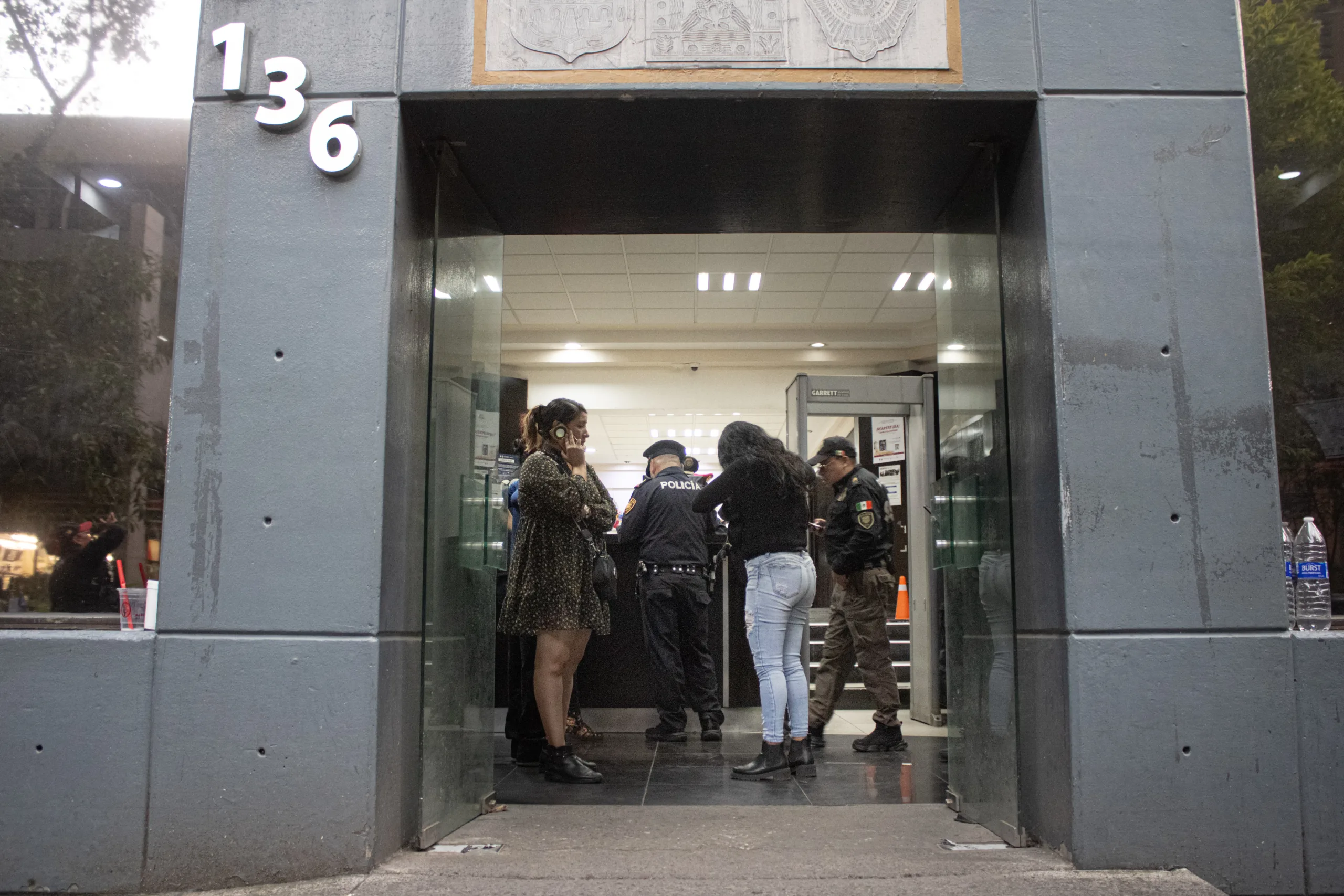 La fundadora de Una Luz en el Camino, Jacqueline Palmeros se presentó a las oficinas de Secretaría de Seguridad Ciudadana para denunciar presunto abuso de autoridad contra Sebastián Palmeros, ocurrido el 12 de octubre en Iztacalco y amenazas por la autoridad.