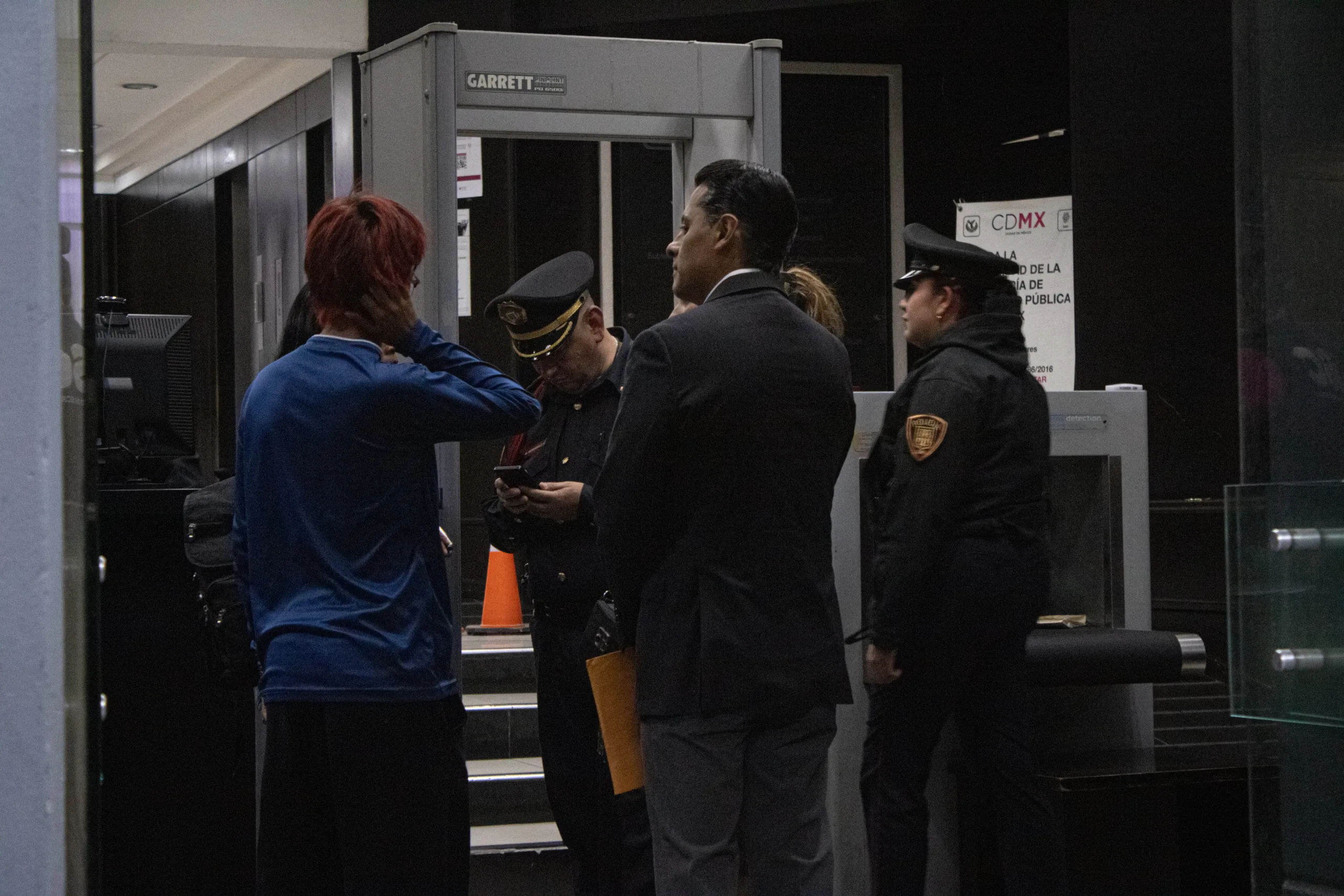 La fundadora de Una Luz en el Camino, Jacqueline Palmeros se presentó a las oficinas de Secretaría de Seguridad Ciudadana para denunciar presunto abuso de autoridad contra Sebastián Palmeros, ocurrido el 12 de octubre en Iztacalco y amenazas por la autoridad.
