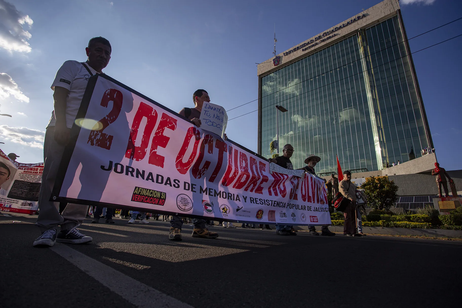Estudiantes y colectivos de Guadalajara recuerdan el 2 de octubre con marcha y protesta