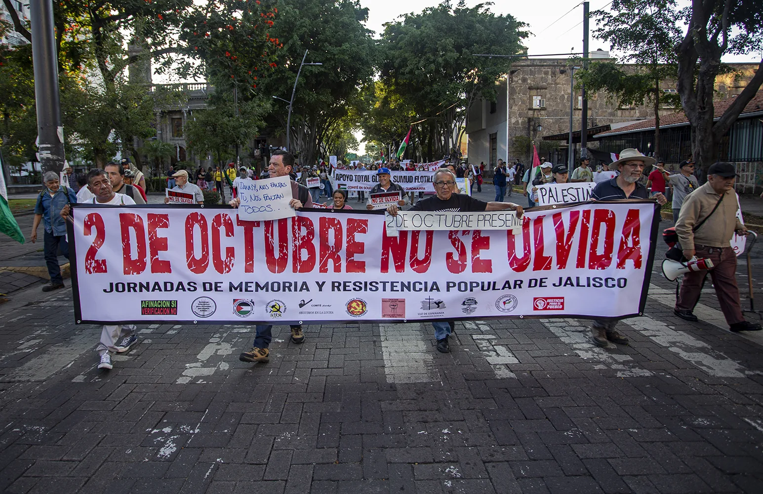 Estudiantes y colectivos de Guadalajara recuerdan el 2 de octubre con marcha y protesta