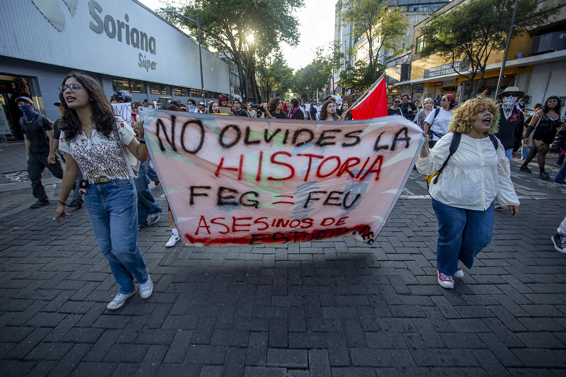 Estudiantes y colectivos de Guadalajara recuerdan el 2 de octubre con marcha y protesta