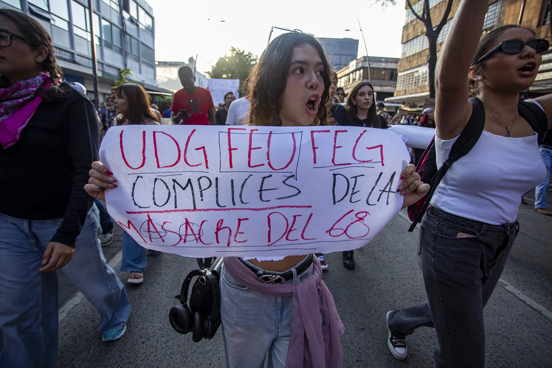 Estudiantes y colectivos de Guadalajara recuerdan el 2 de octubre con marcha y protesta