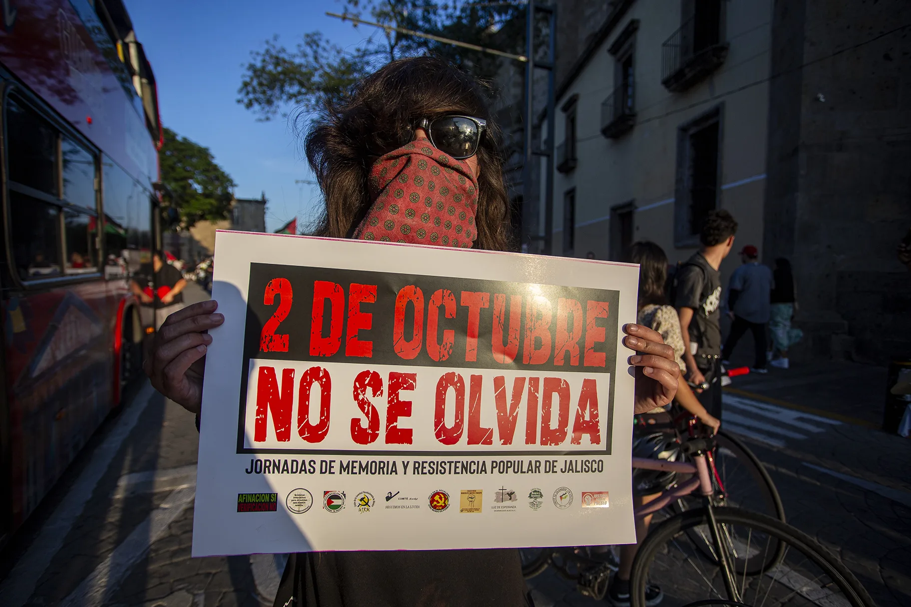 Estudiantes y colectivos de Guadalajara recuerdan el 2 de octubre con marcha y protesta