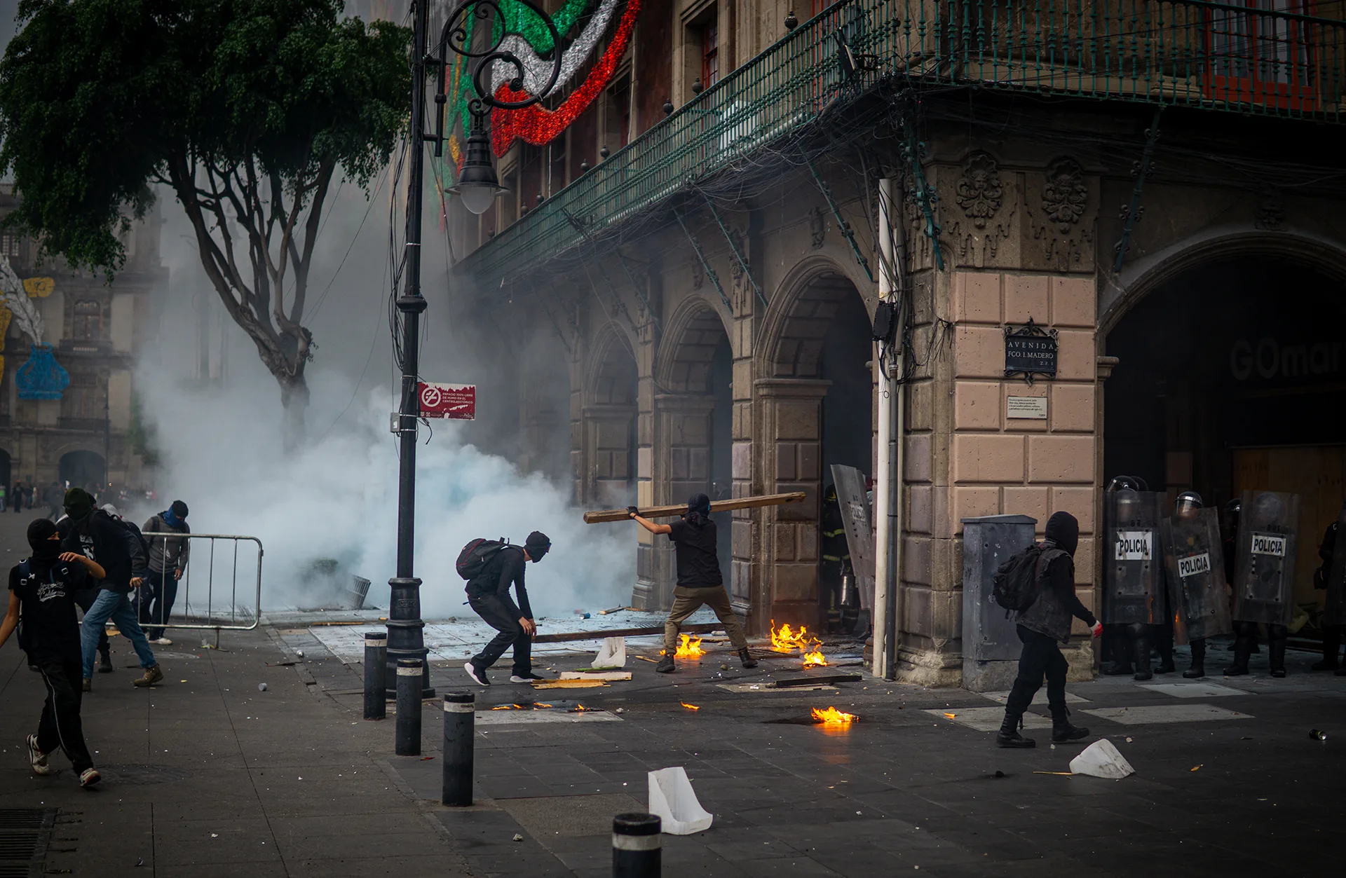 Marcha del 2 de octubre 2025 en CDMX: más de 10 mil asistentes y enfrentamientos en el Zócalo
