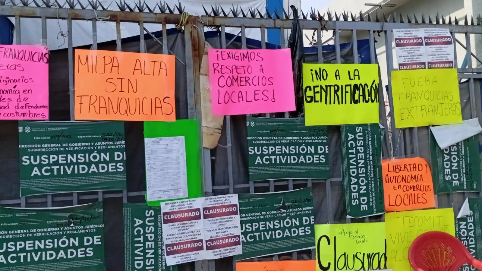 Productores y comerciantes de Milpa Alta se manifiestan para exigir el freno al ingreso de grandes cadenas comerciales, las cuales —afirman— ponen en riesgo la economía comunitaria y el comercio tradicional.