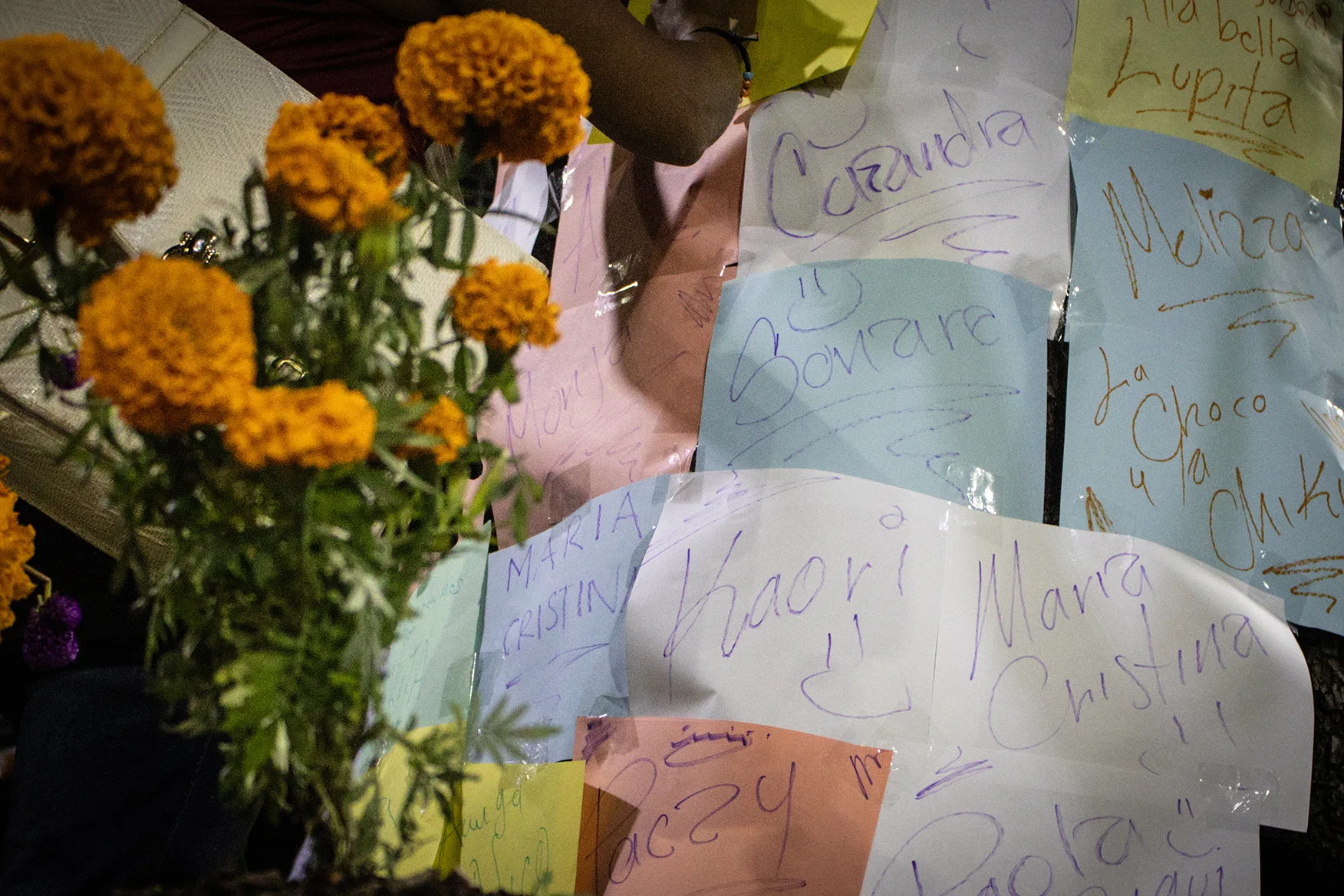 Colocan ofrenda en Metro Revolución en memoria de trabajadoras sexuales víctimas de violencia