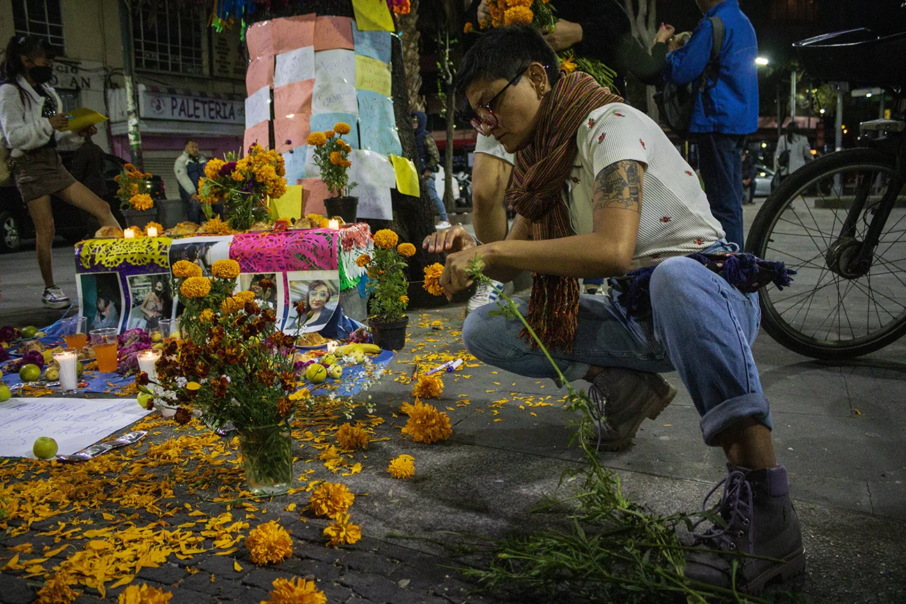 Colocan ofrenda en Metro Revolución en memoria de trabajadoras sexuales víctimas de violencia